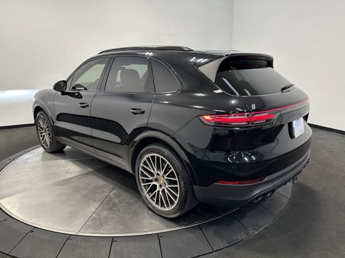 Used 2022 Porsche Cayenne Platinum Edition image 3