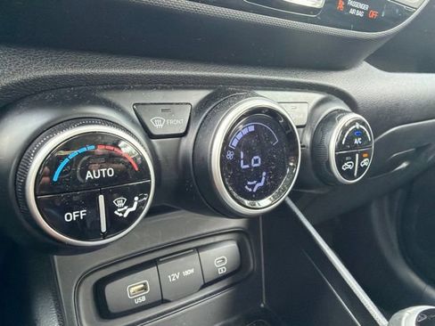 Used 2023 Hyundai Venue SEL FWD image 17