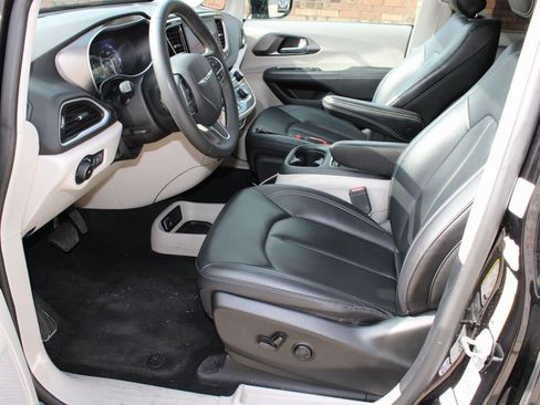 Used 2024 Chrysler Pacifica Touring-L image 16