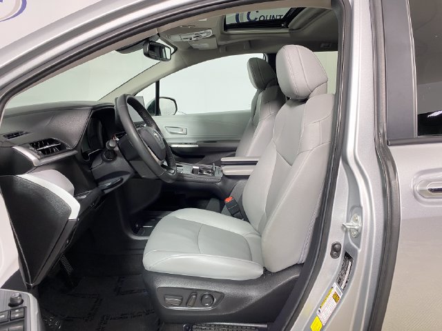 Used 2025 Toyota Sienna XLE FWD image 12