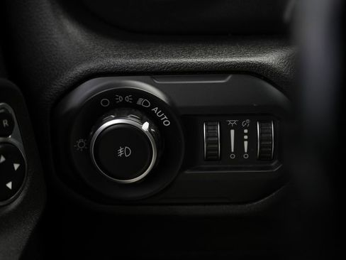Used 2018 Jeep Wrangler Unlimited Sahara w/ Dual Top Group AWD/4WD image 49