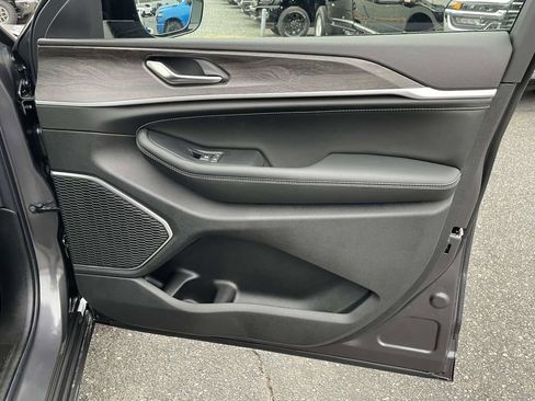 New 2026 Jeep Grand Cherokee Limited image 16