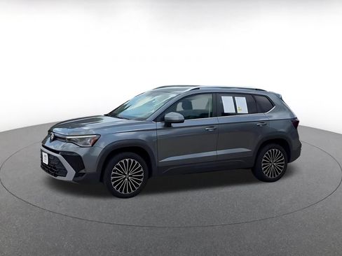 Used 2025 Volkswagen Taos SE FWD image 8