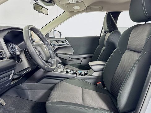 Used 2023 Mitsubishi Outlander ES image 10