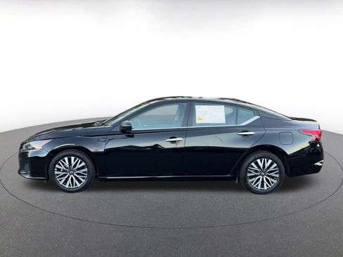 Used 2025 Nissan Altima 2.5 SV image 9