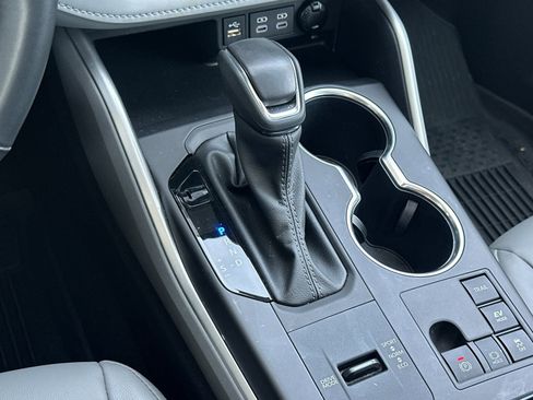 Used 2025 Toyota Highlander XLE image 21