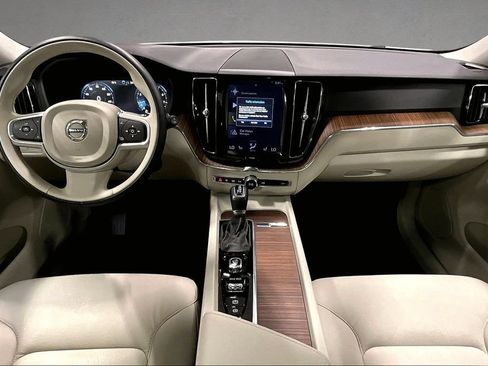 Used 2021 Volvo XC60 T5 Momentum w/ Advanced Package AWD/4WD image 7