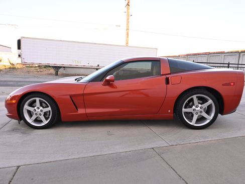 Used 2006 Chevrolet Corvette Coupe w/ Preferred Equipment Group RWD image 3