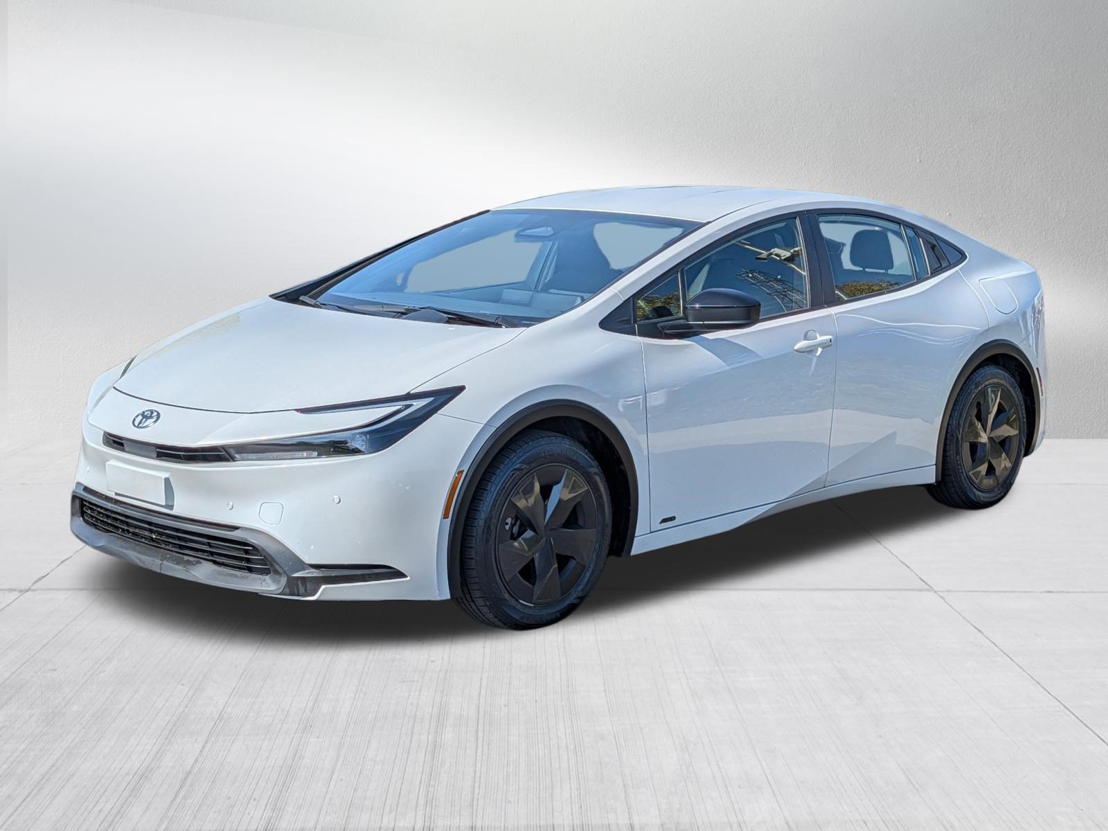 Used 2025 Toyota Prius LE AWD/4WD image 3