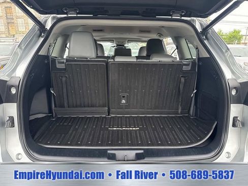 Used 2020 Toyota Highlander XLE AWD/4WD image 7