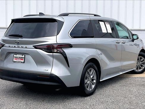 Used 2025 Toyota Sienna XLE FWD image 17