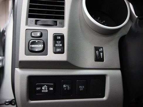 Used 2013 Toyota Tundra 4x4 CrewMax image 17