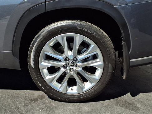 Certified 2024 Toyota Highlander Limited AWD/4WD image 4