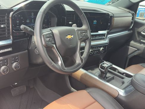 Used 2023 Chevrolet Silverado 1500 High Country w/ High Country Premium Package AWD/4WD image 15