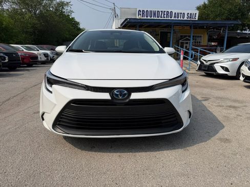 Used 2023 Toyota Corolla LE FWD image 2