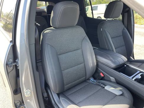 Used 2025 Chevrolet Traverse LT FWD image 24