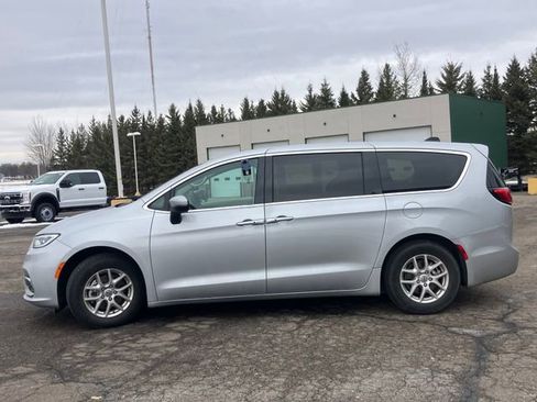 Used 2023 Chrysler Pacifica Touring-L image 20