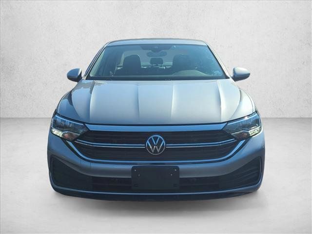 Used 2024 Volkswagen Jetta SE FWD image 2