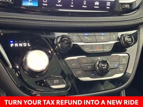 Used 2025 Chrysler Pacifica Limited image 20