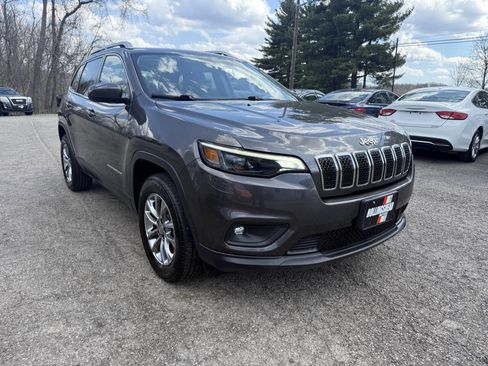 Used 2019 Jeep Cherokee Latitude Plus w/ Cold Weather Group AWD/4WD image 3