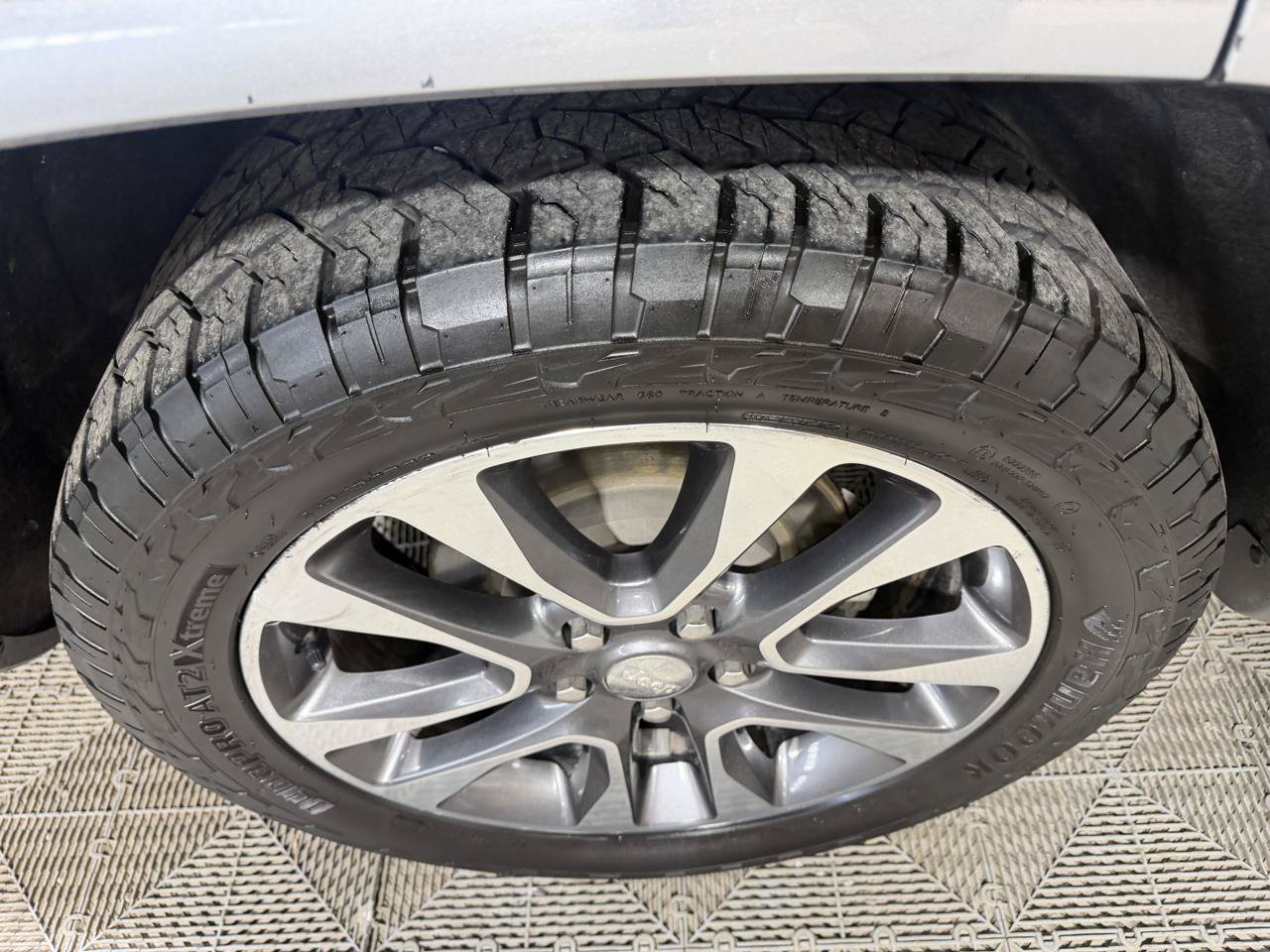 Used 2017 Jeep Grand Cherokee Overland w/ Jeep Active Safety Group AWD/4WD image 15