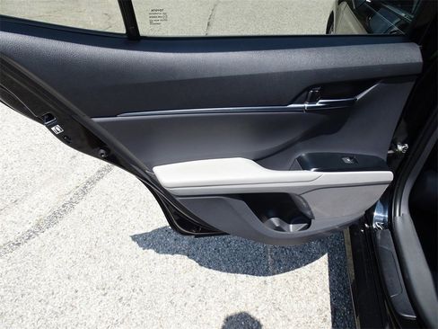 Used 2019 Toyota Camry LE image 16