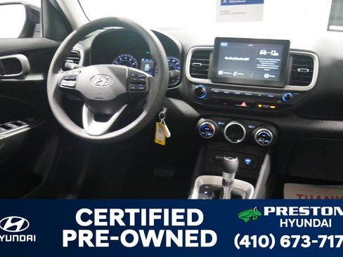Used 2020 Hyundai Venue SEL image 18