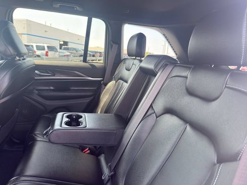 Used 2024 Jeep Grand Cherokee Limited w/ Black Appearance Package AWD/4WD image 33