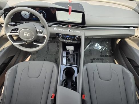 Certified 2025 Hyundai Elantra SEL FWD image 25