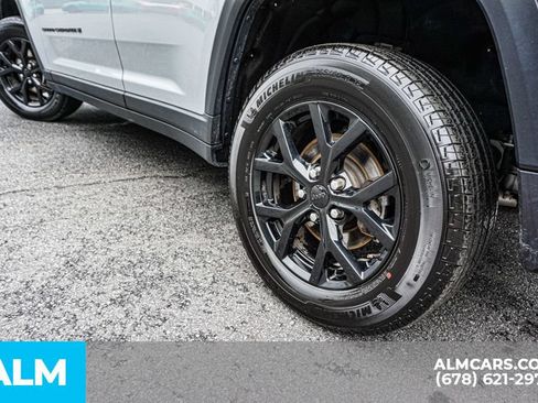 Used 2025 Jeep Grand Cherokee Altitude AWD/4WD image 15