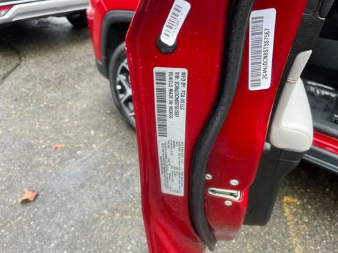 Used 2025 Jeep Compass Limited image 30