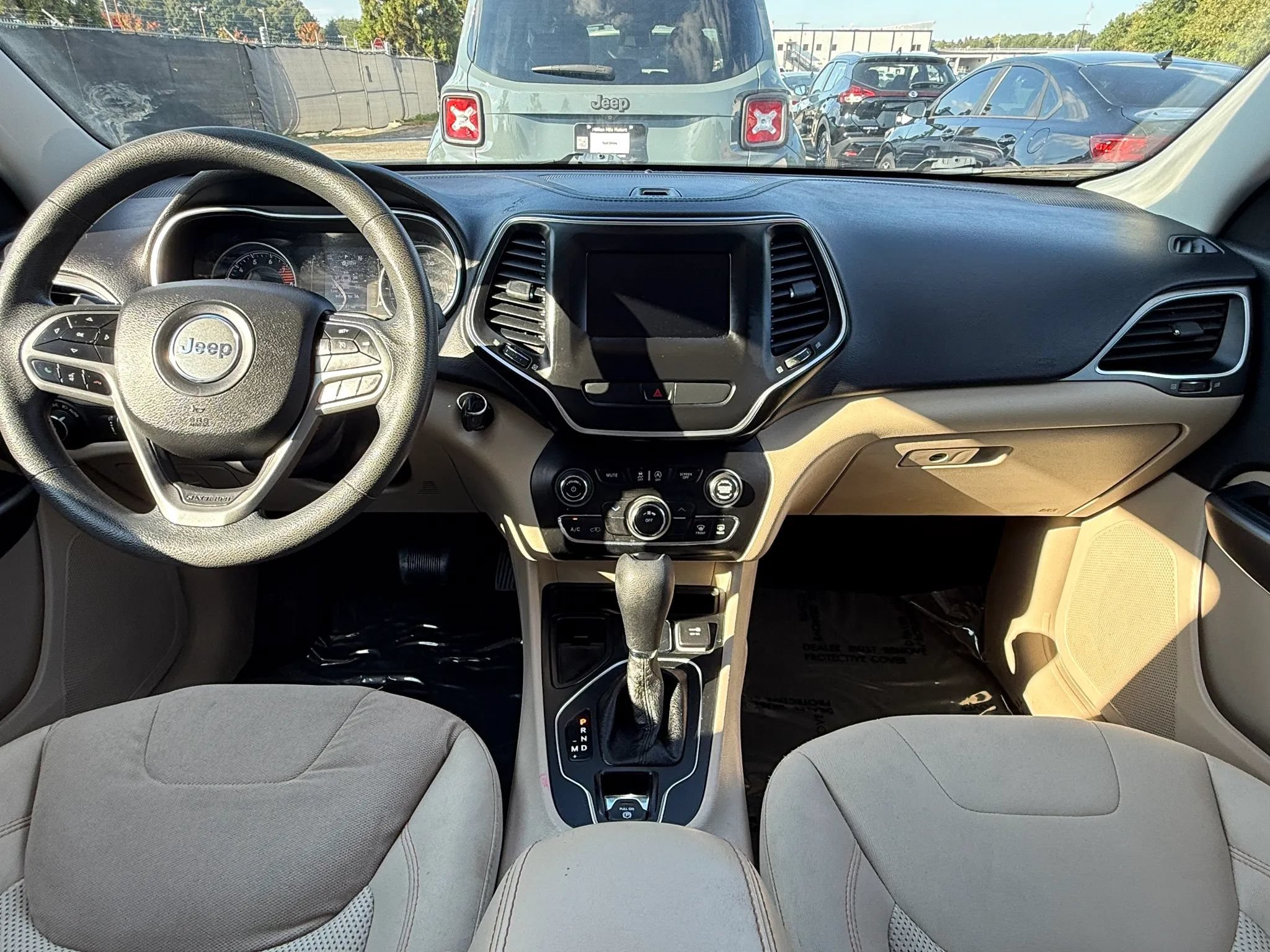 Used 2019 Jeep Cherokee Latitude w/ Popular Appearance Group FWD image 3