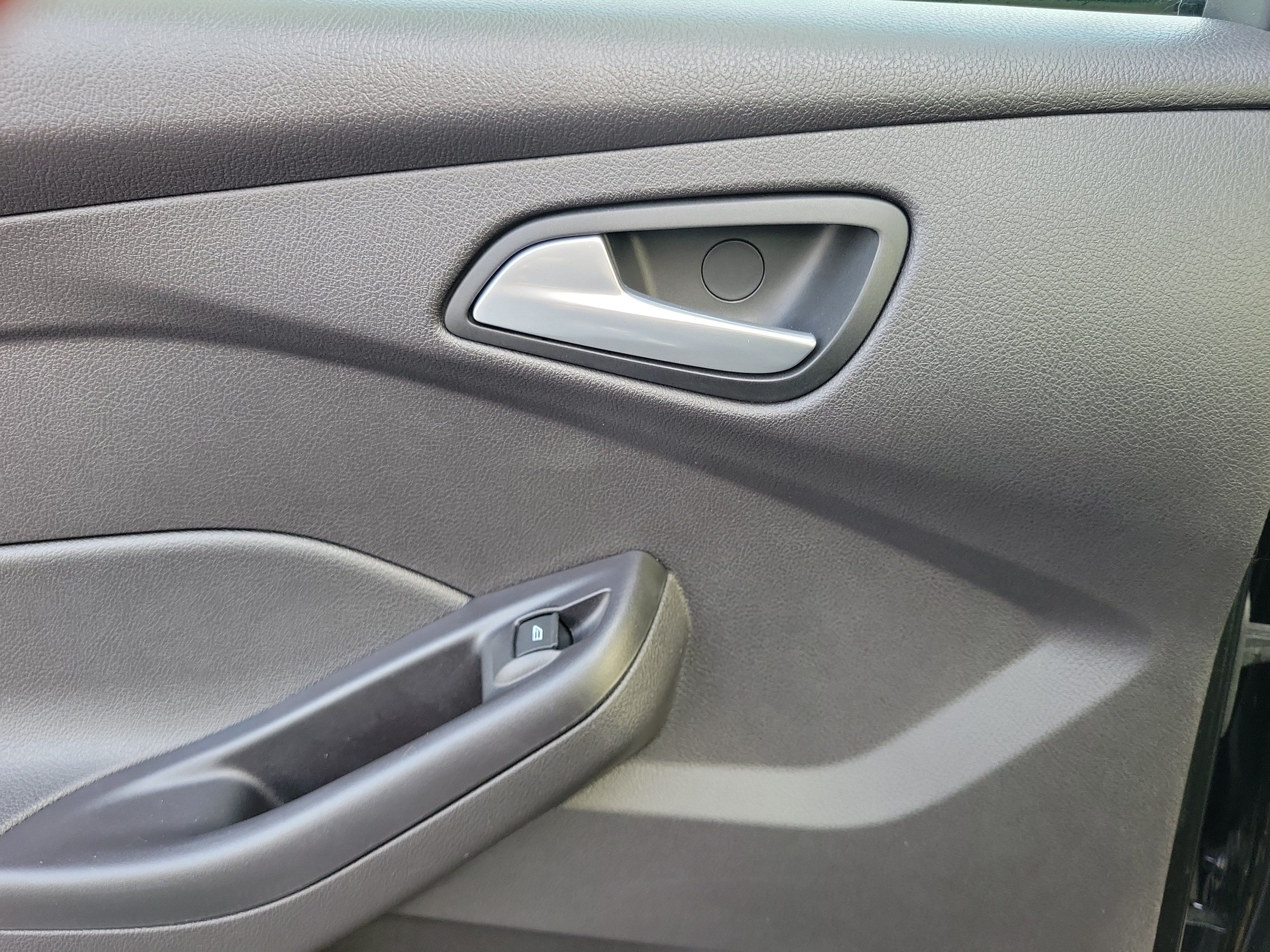 Used 2014 Ford Focus SE FWD image 12