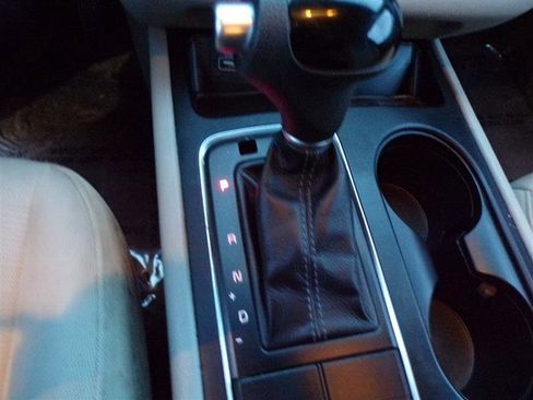 Used 2015 Kia Sedona LX image 32