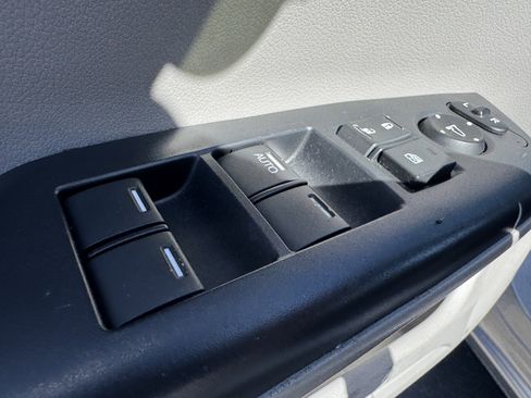 Used 2012 Honda Civic Hybrid Sedan image 10