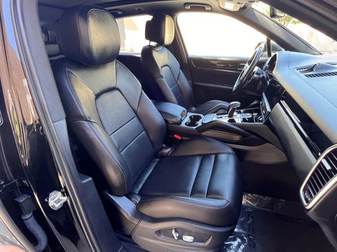 Used 2020 Porsche Cayenne w/ Driver Memory Package AWD/4WD image 16