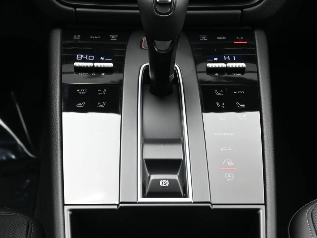 Certified 2025 Porsche Macan AWD/4WD image 24