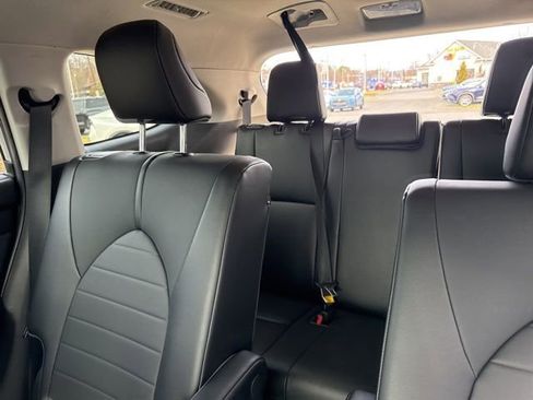 Used 2021 Toyota Highlander XLE image 30