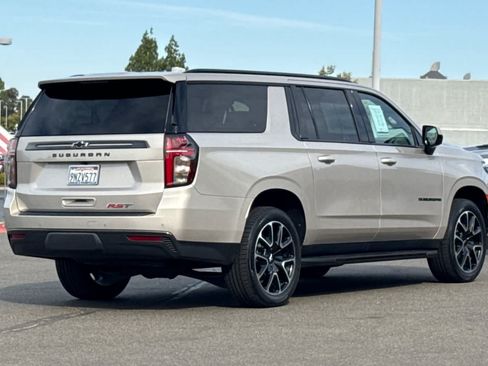 Used 2021 Chevrolet Suburban RST AWD/4WD image 2