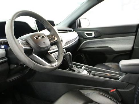 Used 2023 Jeep Compass Latitude w/ Convenience Group AWD/4WD image 28