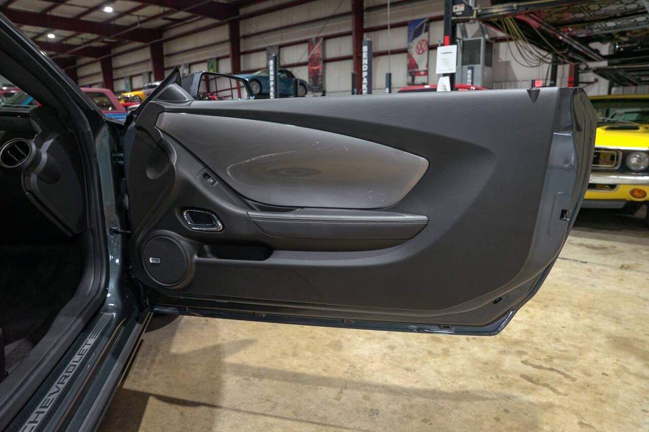 Used 2010 Chevrolet Camaro SS RWD image 36