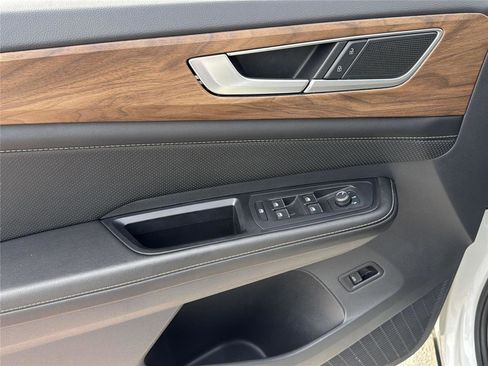 Used 2024 Volkswagen Atlas SE image 12