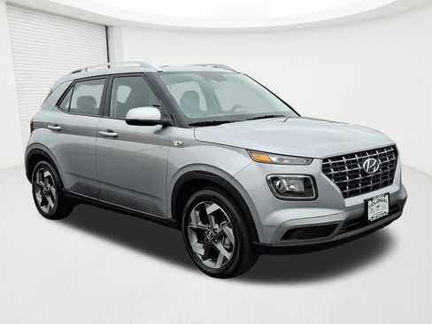 Used 2025 Hyundai Venue SEL FWD image 3