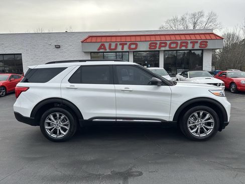 Used 2024 Ford Explorer XLT w/ Equipment Group 202A image 4