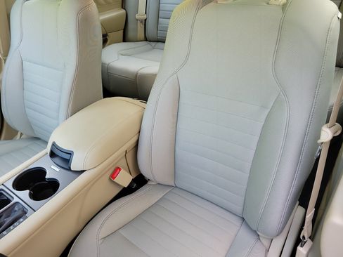Used 2018 Ford Taurus SE FWD image 11