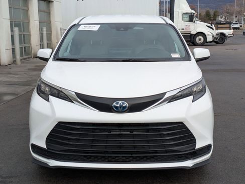 Used 2025 Toyota Sienna LE image 12