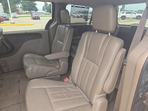Used 2015 Chrysler Town & Country Touring-L FWD image 6
