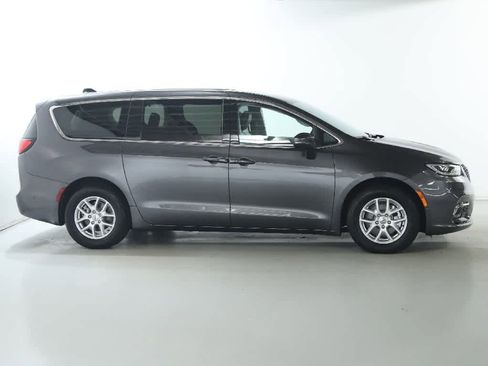 Used 2023 Chrysler Pacifica Touring-L image 11