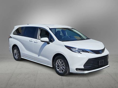 Used 2023 Toyota Sienna LE image 2