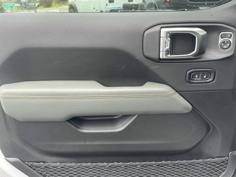 New 2025 Jeep Gladiator Mojave w/ Convenience Group image 28